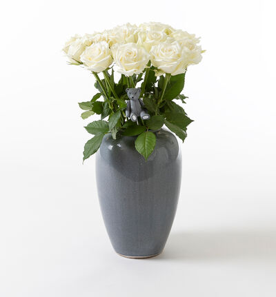 Hvit rosebukett med blå bamse og vase